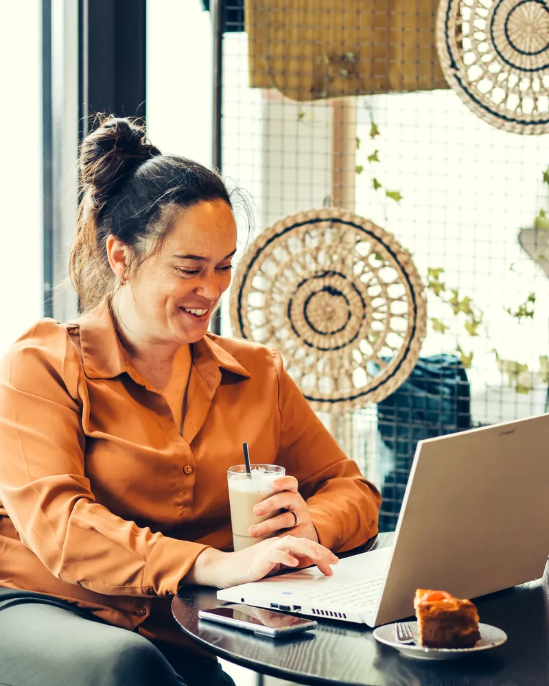 Molina van SjopSjop werkt op haar laptop aan de online groei van een klant