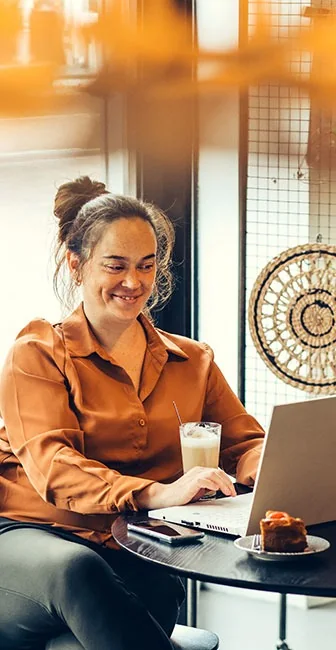 Molina van webdesign bureau SjopSjop werkt op haar laptop aan een website voor een klant