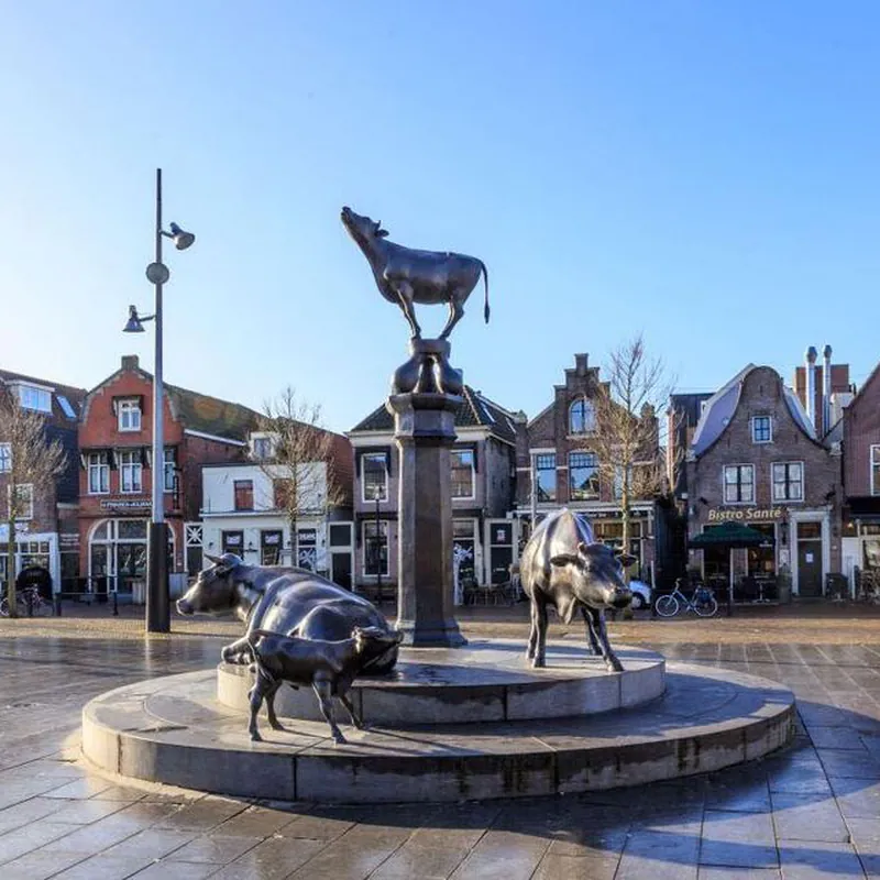 Website laten maken in Purmerend Het centrum van Purmerend met beelden van vee op het plein, stad waar SjopSjop websites maakt