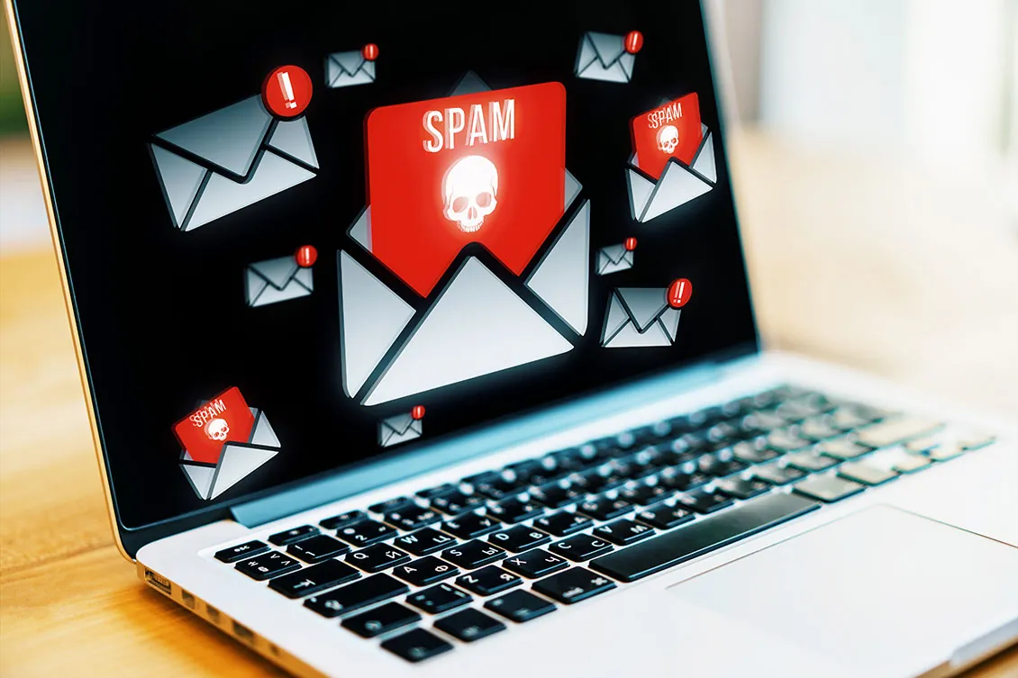 Laptop met spam- en malwaremeldingen na een SEO-spam hack op een gehackte website, opgelost door SjopSjop